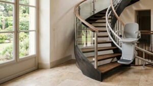 Monte escalier en colimaçon : la solution sur mesure pour les escaliers hélicoïdaux
